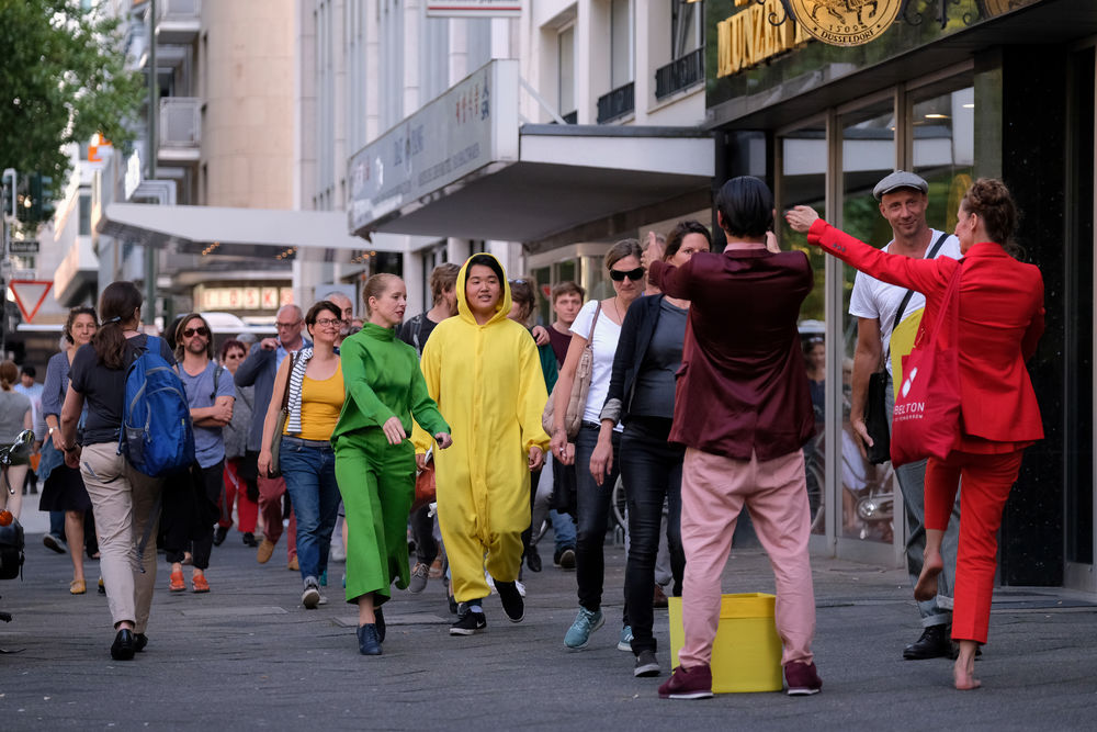Du entscheidest, wer bleibt: Wenn ein Stadtviertel der Zukunft weichen muss Die Investoren führen durch die Stadt. (Foto: Peter Strump | asphalt festival)