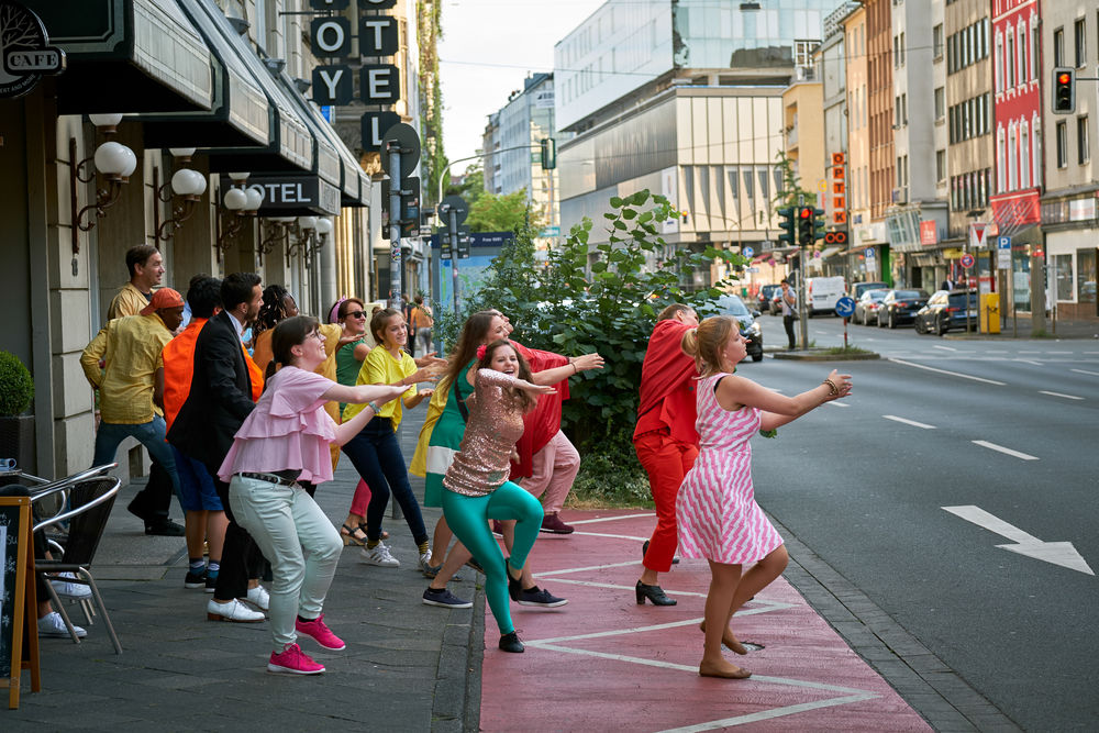 ...und tanzen sich zum großen Finale mit "Passanten", die sie aufgegriffen haben. (Foto: Peter Strumpf | asphalt festival) ...und tanzen sich zum großen Finale mit "Passanten", die sie aufgegriffen haben. (Foto: Peter Strumpf | asphalt festival)