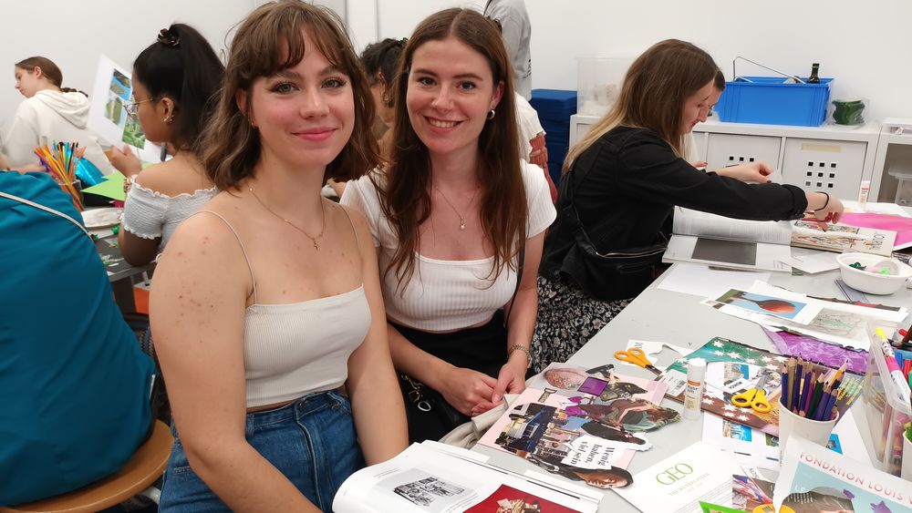 Juliette (18) und Flo (19): Wir drücken durch unsere Collage aus, was uns wichtig ist. Deshalb haben wir Worte wie "Dream" und "Weniger haben, mehr sein" aufgeklebt. Tanzen verbinden wir mit Freiheit, daher spielt es für uns auch eine große Rolle. Juliette (18) und Flo (19): Wir drücken durch unsere Collage aus, was uns wichtig ist. Deshalb haben wir Worte wie "Dream" und "Weniger haben, mehr sein" aufgeklebt. Tanzen verbinden wir mit Freiheit, daher spielt es für uns auch eine große Rolle.