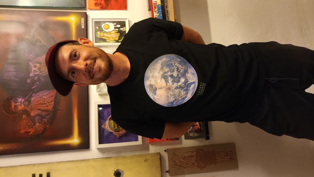 Milian (31) ist einer der Helfer der Ausstellung "Turbo Urban" im Hotel Friends. Milian (31) ist einer der Helfer der Ausstellung "Turbo Urban" im Hotel Friends.