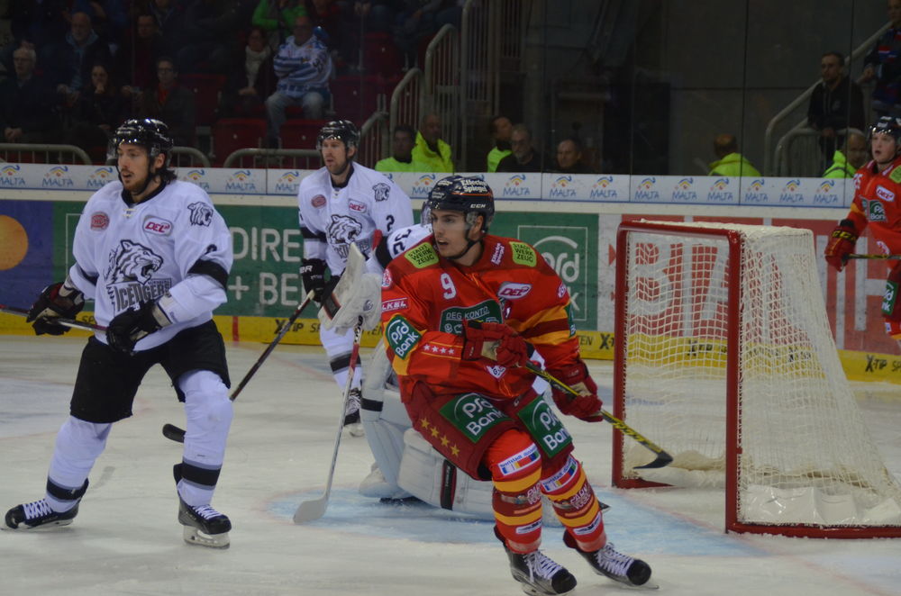 DEG verliert zuhause 0:4 gegen Nürnberg Youngster Maxi Kammerer in Aktion; Lara A.