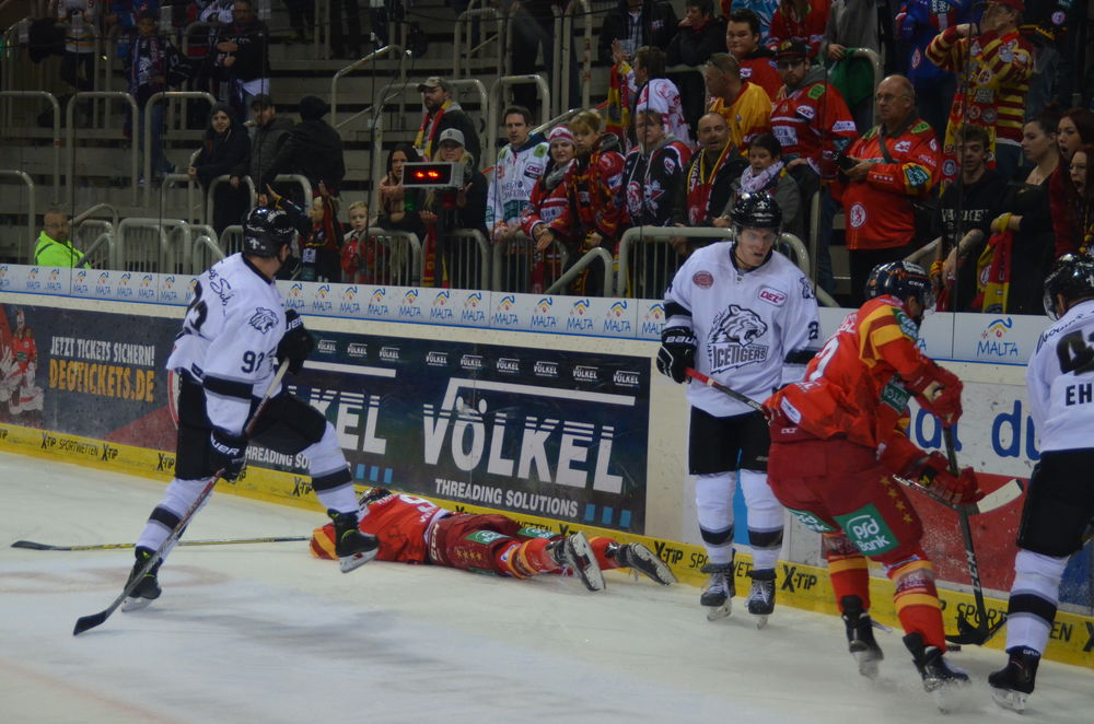Kammerer geht zu Boden. (Lara A.) Kammerer geht zu Boden. (Lara A.)
