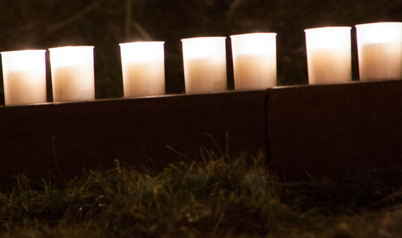 Düsseldorfer Jugendliche entzündeten am Dienstag 1.007 im Gedenken an die Deportation von Düsseldorfer Juden 1941 youpod