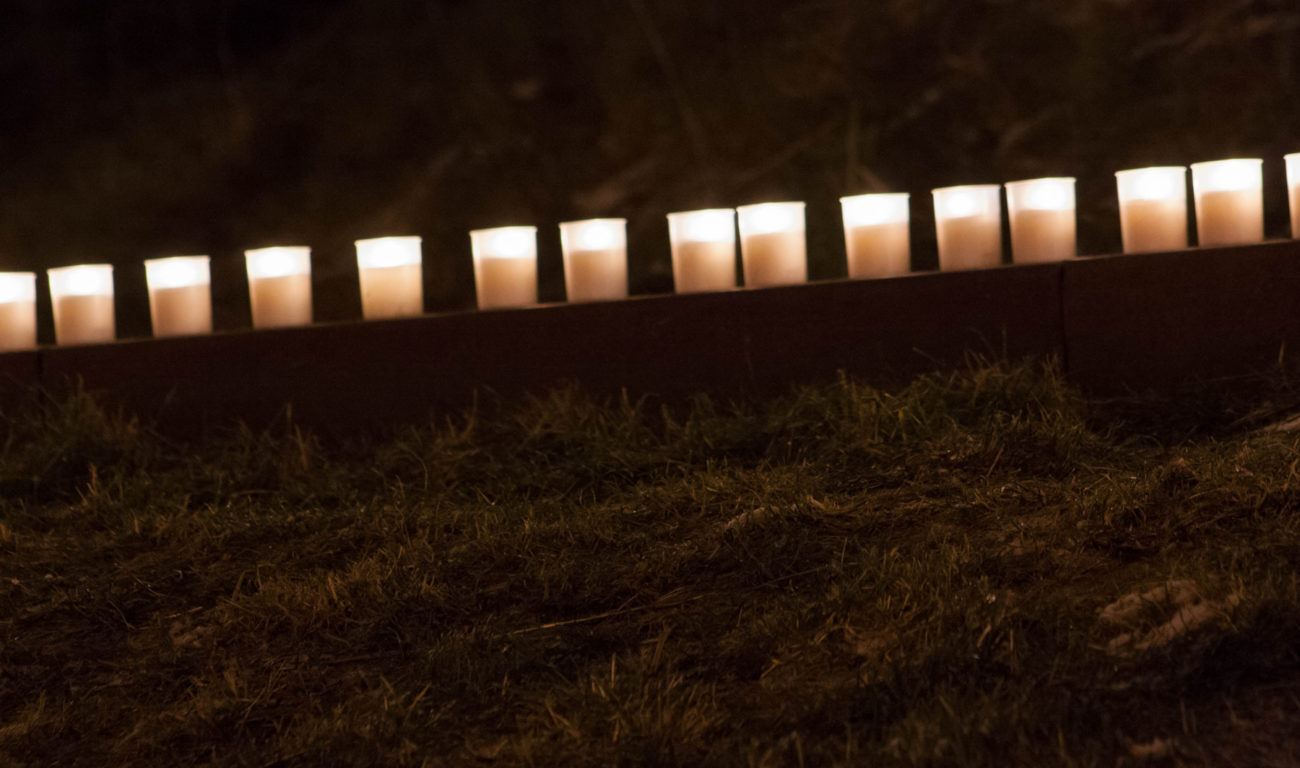 Düsseldorfer Jugendliche entzündeten am Dienstag 1.007 im Gedenken an die Deportation von Düsseldorfer Juden 1941 youpod