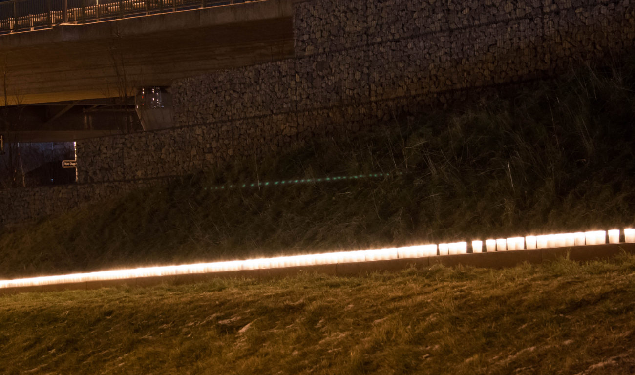 Düsseldorfer Jugendliche entzündeten am Dienstag 1.007 im Gedenken an die Deportation von Düsseldorfer Juden 1941 youpod