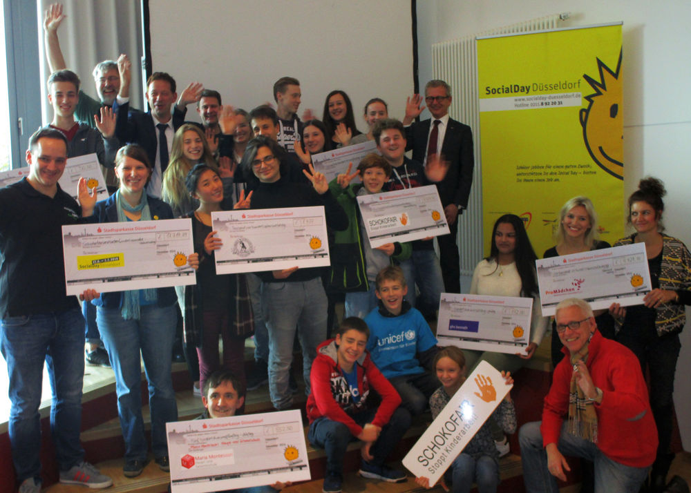 Der Social Day wird 10! Feierlich wird das erjobbte Geld an die karitativen Einrichtungen übergeben (Foto: Jugendring)