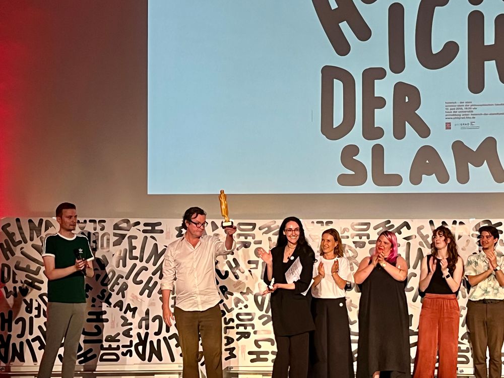 Der Preis geht somit an den Fachbereich Anglistik. (Foto: Youpod / Ari) Der Preis geht somit an den Fachbereich Anglistik. (Foto: Youpod / Ari)