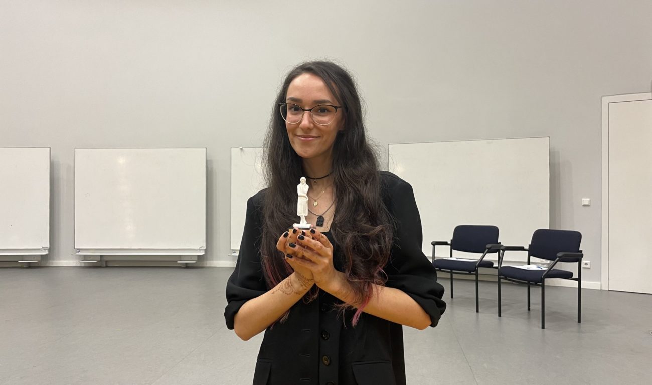Elena (25) hat ihr Thema mit Filmen erklärt, die das Publikum kennt. (Foto: Youpod / Athina) Elena (25) hat ihr Thema mit Filmen erklärt, die das Publikum kennt. (Foto: Youpod / Athina)