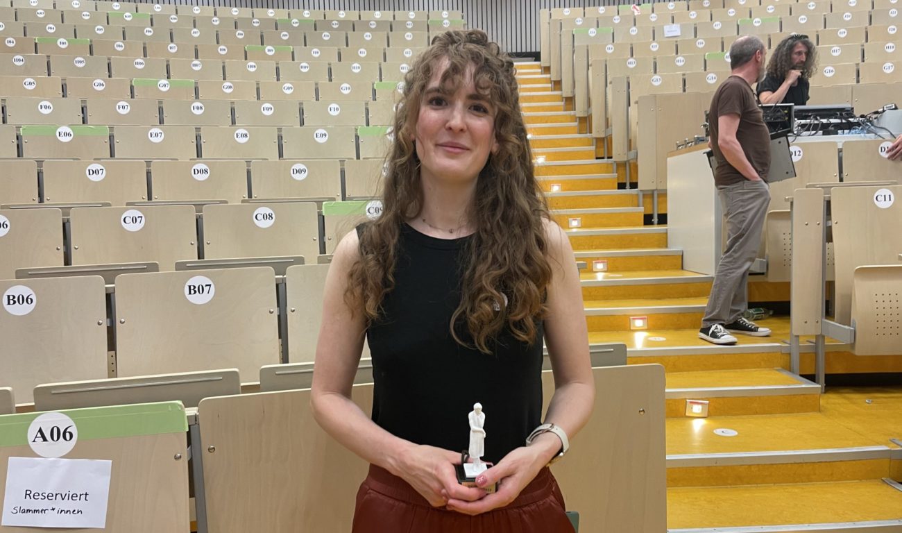 Laura (34) ist ihren Vortrag vorher so oft durchgegangen, dass sie ihn schon auswendig kannte. (Foto: Youpod / Athina) Laura (34) ist ihren Vortrag vorher so oft durchgegangen, dass sie ihn schon auswendig kannte. (Foto: Youpod / Athina)