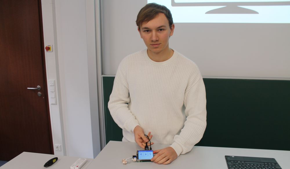 Jugend forscht: Der Pi-Presenter soll Präsentationen vereinfachen Tilmann Hoffbauer (16 Jahre) präsentiert sein Projekt für Jugend forscht, den Pi-Presenter, schon vorab. (Foto: Jonathan)
