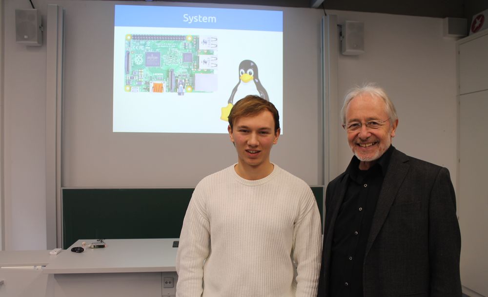 Tilmann Hoffbauer zusammen mit Rainer Linden, Leiter des Regional-Wettbewerbs Düsseldorf von Jugend forscht. (Foto: Jonathan Trube) Tilmann Hoffbauer zusammen mit Rainer Linden, Leiter des Regional-Wettbewerbs Düsseldorf von Jugend forscht. (Foto: Jonathan Trube)