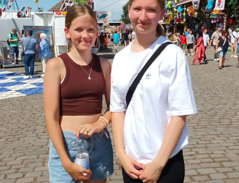 Josina (13) und Marie (14): "Für uns ist das Wichtigste, dass man immer genug trinkt. Man sollte immer eine Flasche Wasser dabei haben!" Josina (13) und Marie (14): "Für uns ist das Wichtigste, dass man immer genug trinkt. Man sollte immer eine Flasche Wasser dabei haben!"