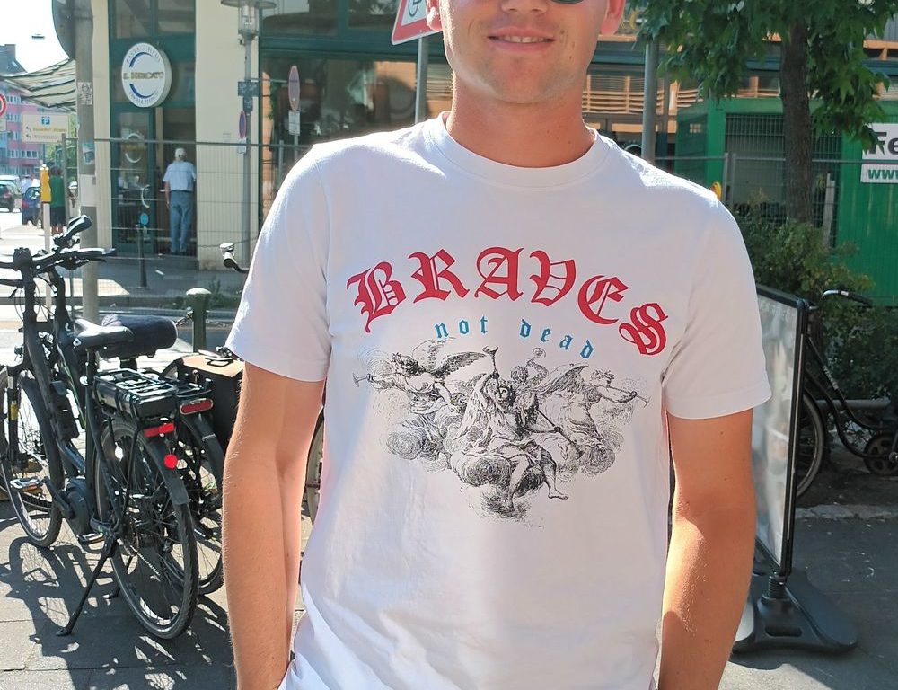 Luca (22): "In der Wohnung sollte man morgens und abends gut durchlüften. Tagsüber ziehe ich dann immer die Vorhänge zu. Außerdem gibt es Menschen, die besonders gefährdet sind: Ich nehme zum Beispiel eine Flasche Wasser mehr mit und kann sie dann einer obdachlosen Person schenken." Luca (22): "In der Wohnung sollte man morgens und abends gut durchlüften. Tagsüber ziehe ich dann immer die Vorhänge zu. Außerdem gibt es Menschen, die besonders gefährdet sind: Ich nehme zum Beispiel eine Flasche Wasser mehr mit und kann sie dann einer obdachlosen Person schenken."