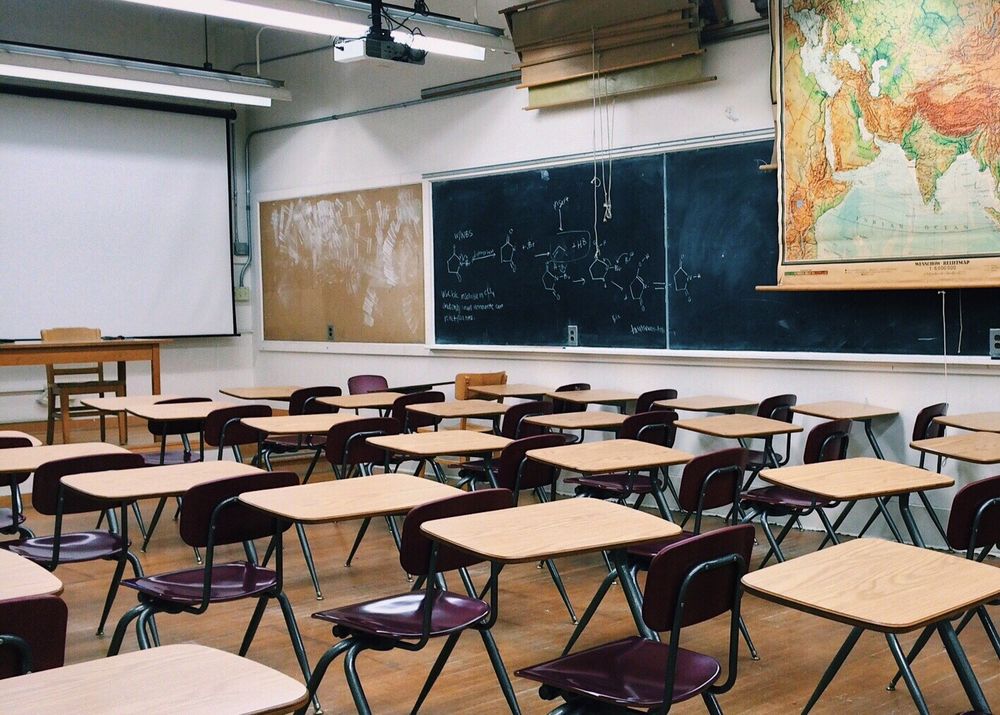 Schule in der Pandemie - Schüler*innen kritisieren Regierung Die leeren Klassenzimmer sollen sich wieder füllen. (Foto: Wokandapix, Pixabay)