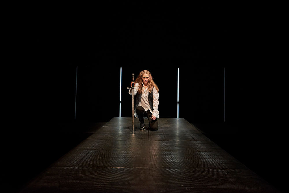 Alina Wolff als Johanna D'Arc. (Foto: Björn Hickmann/Stage Picture)