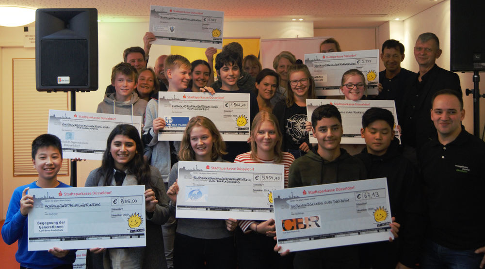 Jugendliche erarbeiten 33.300 Euro für den guten Zweck (Social Day 2019) Diese Schüler*innen freuten sich über die Spenden. (Foto: Jugendring Düsseldorf)