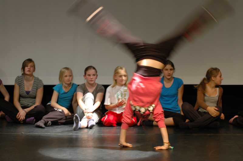 Jährlich machen etwa 20.000 Kinder und Jugendliche bis zu 25 Jahre bei Akki mit. Akki, Aktion & Kultur mit Kindern e. V.