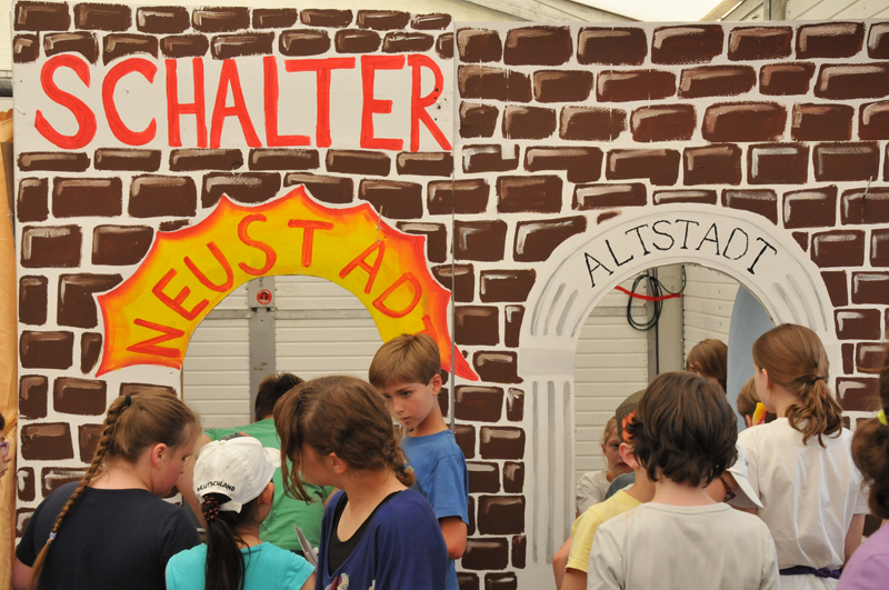 Jährlich machen etwa 20.000 Kinder und Jugendliche bis zu 25 Jahre bei Akki mit. Akki, Aktion & Kultur mit Kindern e. V.