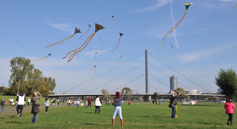 Jährlich machen etwa 20.000 Kinder und Jugendliche bis zu 25 Jahre bei Akki mit. Akki, Aktion & Kultur mit Kindern e. V.