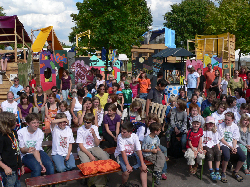 Jährlich machen etwa 20.000 Kinder und Jugendliche bis zu 25 Jahre bei Akki mit. Akki, Aktion & Kultur mit Kindern e. V.