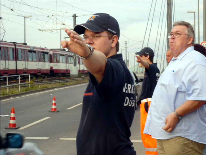 Ein Verkehrskadette beim Einsatz an der Rheinkirmes. Verkehrskadetten Düsseldorf