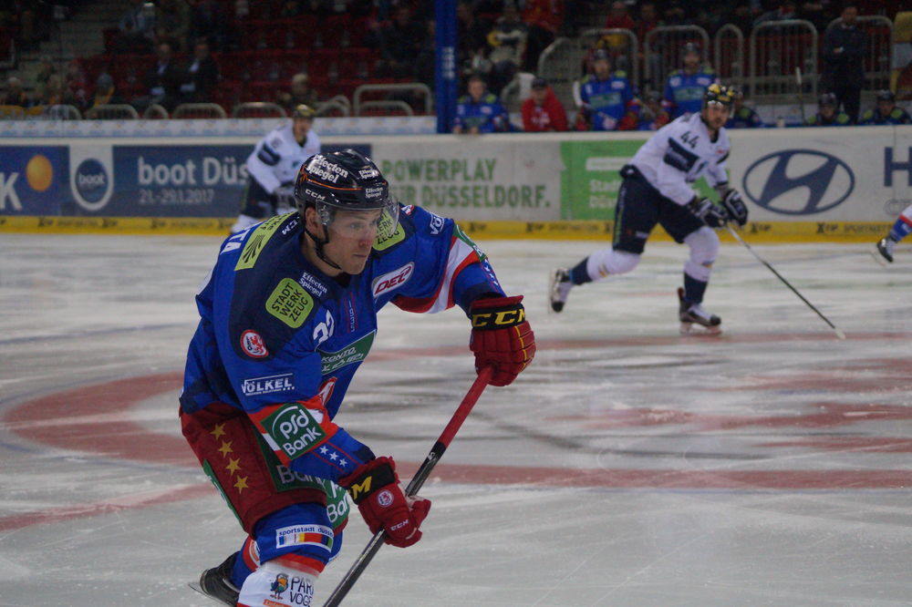 Macht sie alle, schießt sie aus der Halle!!! Alex Barta hochkonzentriert; Justus B.