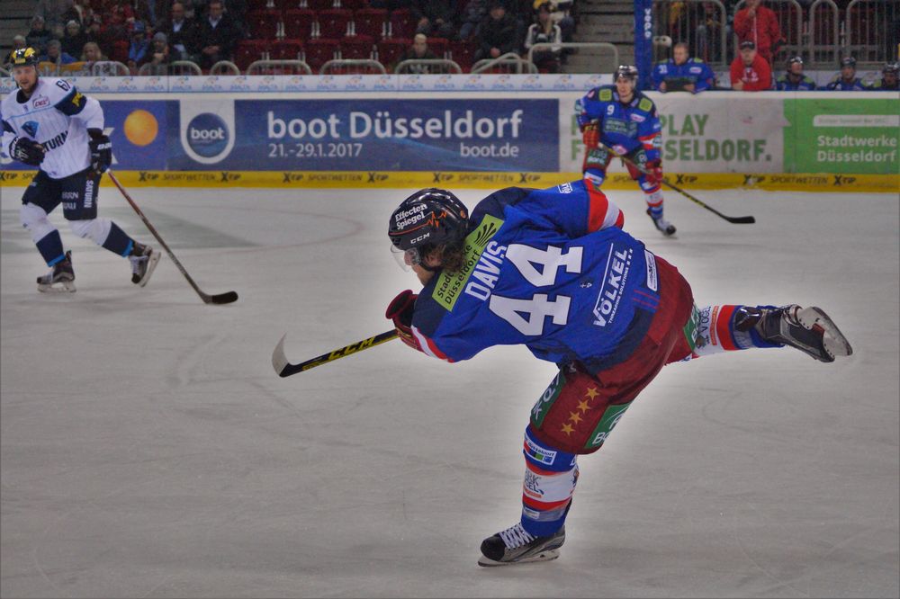 Kurt Davis am Schuss; Justus B. Kurt Davis am Schuss; Justus B.