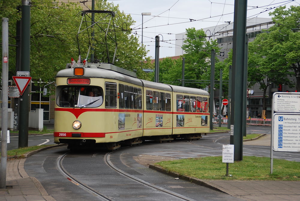 Der Sonderzug fährt am Düsseldorfer Hauptbahnhof ein. (Foto: Christina Behrens) Der Sonderzug fährt am Düsseldorfer Hauptbahnhof ein. (Foto: Christina Behrens)