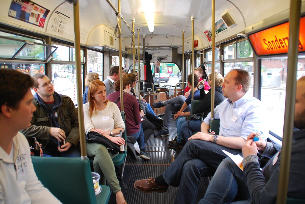 Marco Schmitz (CDU) im Gespräch mit den Jugendlichen. (Foto: Christina Behrens) Marco Schmitz (CDU) im Gespräch mit den Jugendlichen. (Foto: Christina Behrens)