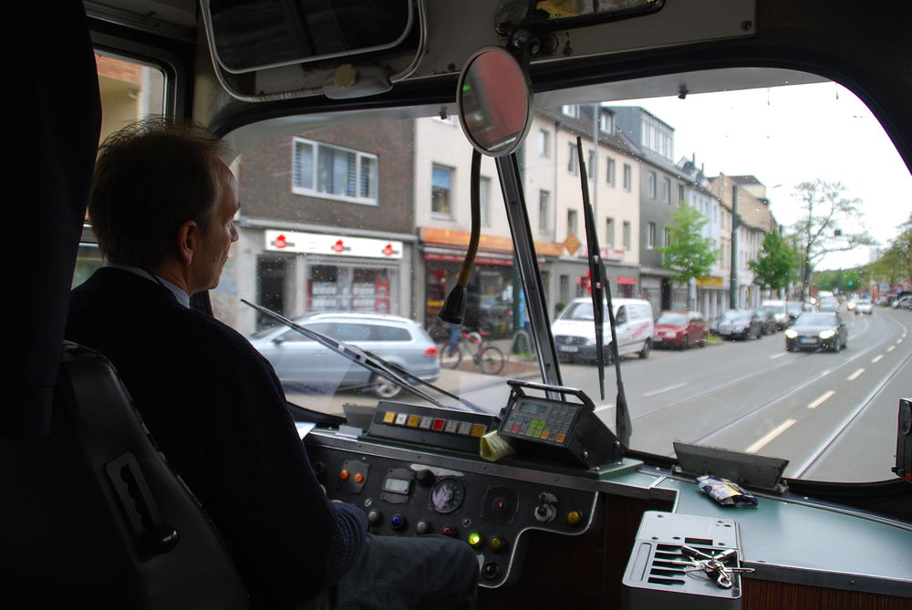 Eine Fahrt durch Düsseldorf eröffnet nicht nur inhaltlich neue Perspektiven. (Foto: Christina Behrens) Eine Fahrt durch Düsseldorf eröffnet nicht nur inhaltlich neue Perspektiven. (Foto: Christina Behrens)