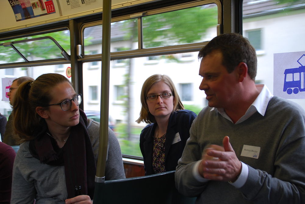 Auch Markus Weske (SPD) kam mit den jungen Erwachsenen ins Gespräch. (Foto: Christina Behrens) Auch Markus Weske (SPD) kam mit den jungen Erwachsenen ins Gespräch. (Foto: Christina Behrens)
