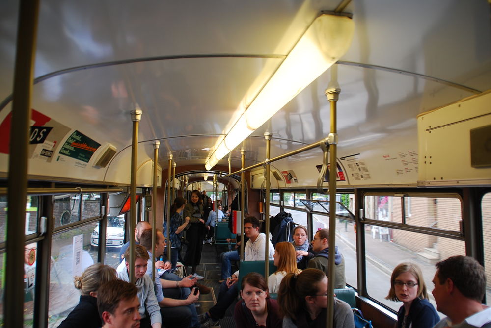 Ein Blick in die Bahn verrät: Alle sind gut im Gespräch vertieft. (Foto: Christina Behrens) Ein Blick in die Bahn verrät: Alle sind gut im Gespräch vertieft. (Foto: Christina Behrens)