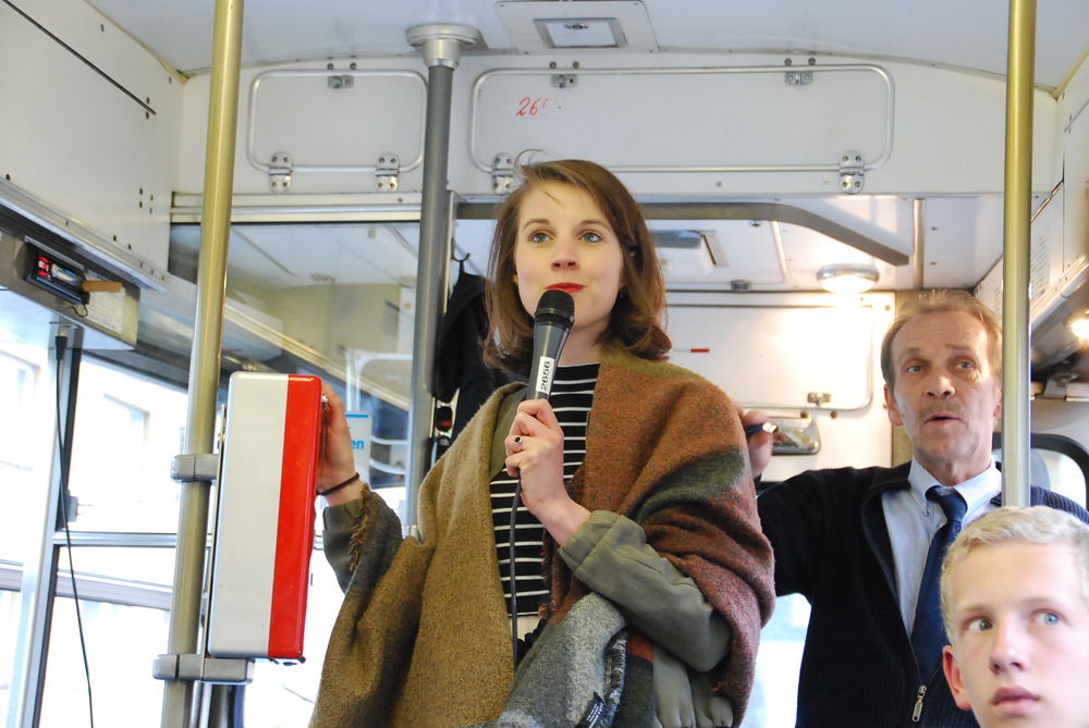 Meike Glass moderierte die etwas außergewöhnliche Bahnfahrt. (Foto: Christina Behrens) Meike Glass moderierte die etwas außergewöhnliche Bahnfahrt. (Foto: Christina Behrens)