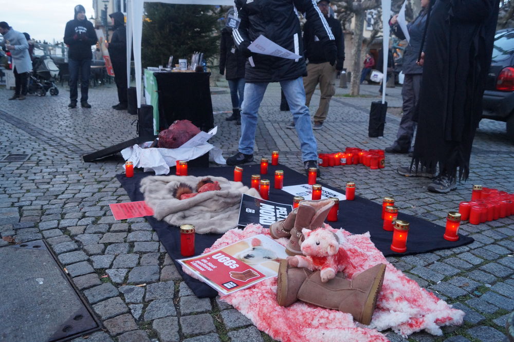 Pelzig aktiv auf dem Weihnachtsmarkt Der Stand von rechts Foto: Marc Börgmann
