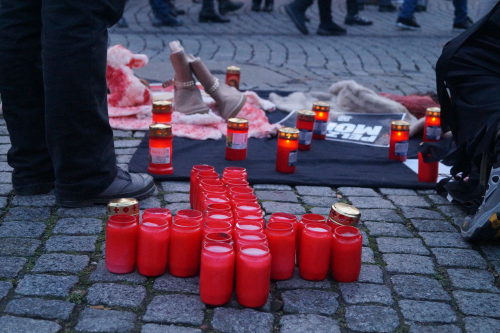 Ein von den Demonstrierenden aufgestelltes Kreuz aus Grabkerzen von hinten Foto: Marc Börgmann Ein von den Demonstrierenden aufgestelltes Kreuz aus Grabkerzen von hinten Foto: Marc Börgmann