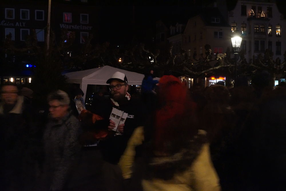 Die Demonstrierenden verteilen Flyer an Passanten Foto: Marc Börgmann Die Demonstrierenden verteilen Flyer an Passanten Foto: Marc Börgmann