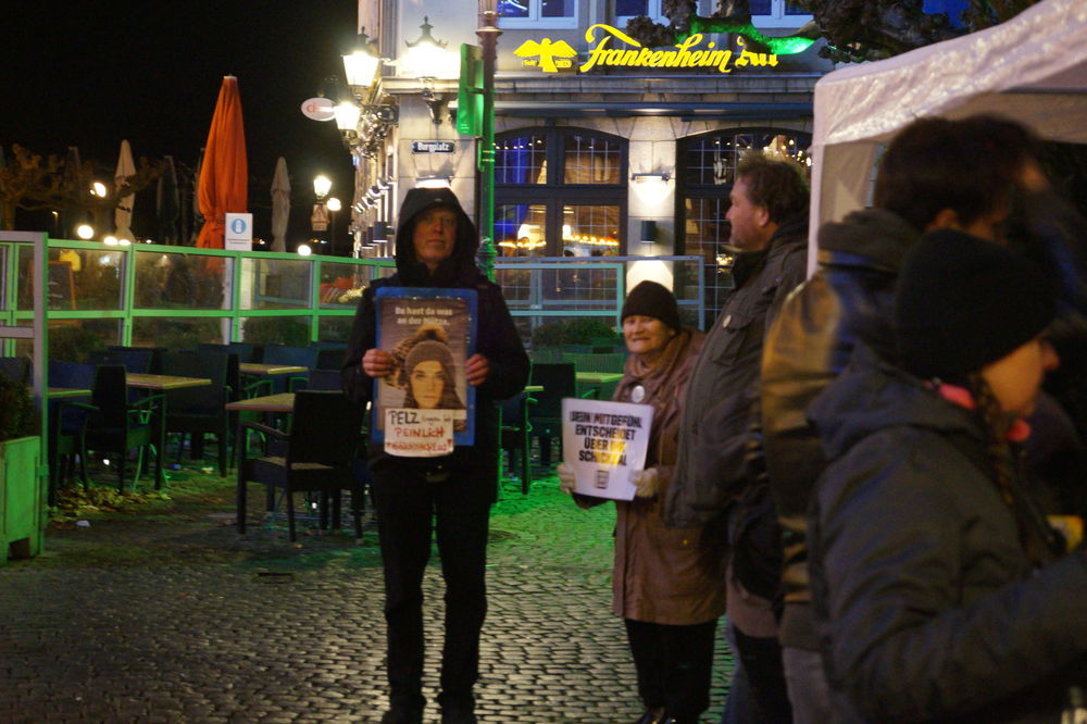 Zwei demonstrierende neben dem Stand Foto: Marc Börgmann Zwei demonstrierende neben dem Stand Foto: Marc Börgmann