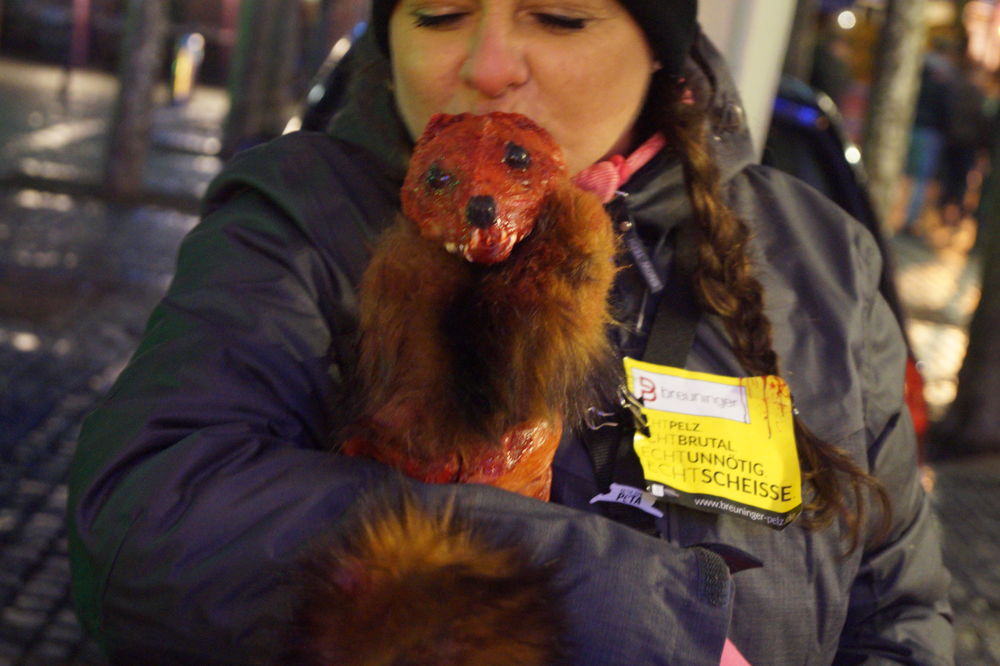 Das Maskottchen "Freddie" auf dem Arm einer Demonstrienrenden - Eine Atrappe aus Silikon Foto: Marc Börgmann Das Maskottchen "Freddie" auf dem Arm einer Demonstrienrenden - Eine Atrappe aus Silikon Foto: Marc Börgmann