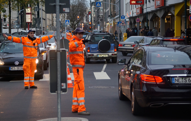 Sie unterstützen Polizei und Rheinbahn im Straßenverkehr und helfen damit, Unfälle zu verhindern. Verkehrskadetten Düsseldorf Sie unterstützen Polizei und Rheinbahn im Straßenverkehr und helfen damit, Unfälle zu verhindern. Verkehrskadetten Düsseldorf