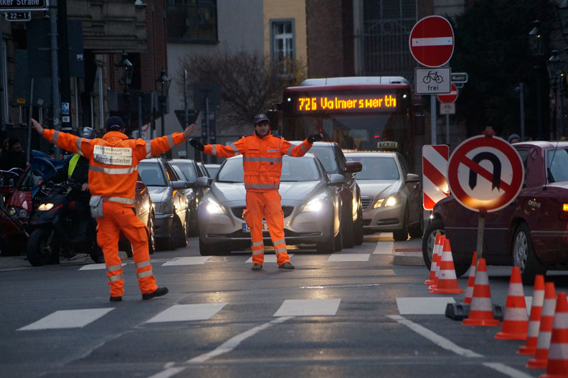Sie unterstützen Polizei und Rheinbahn im Straßenverkehr und helfen damit, Unfälle zu verhindern. Verkehrskadetten Düsseldorf Sie unterstützen Polizei und Rheinbahn im Straßenverkehr und helfen damit, Unfälle zu verhindern. Verkehrskadetten Düsseldorf