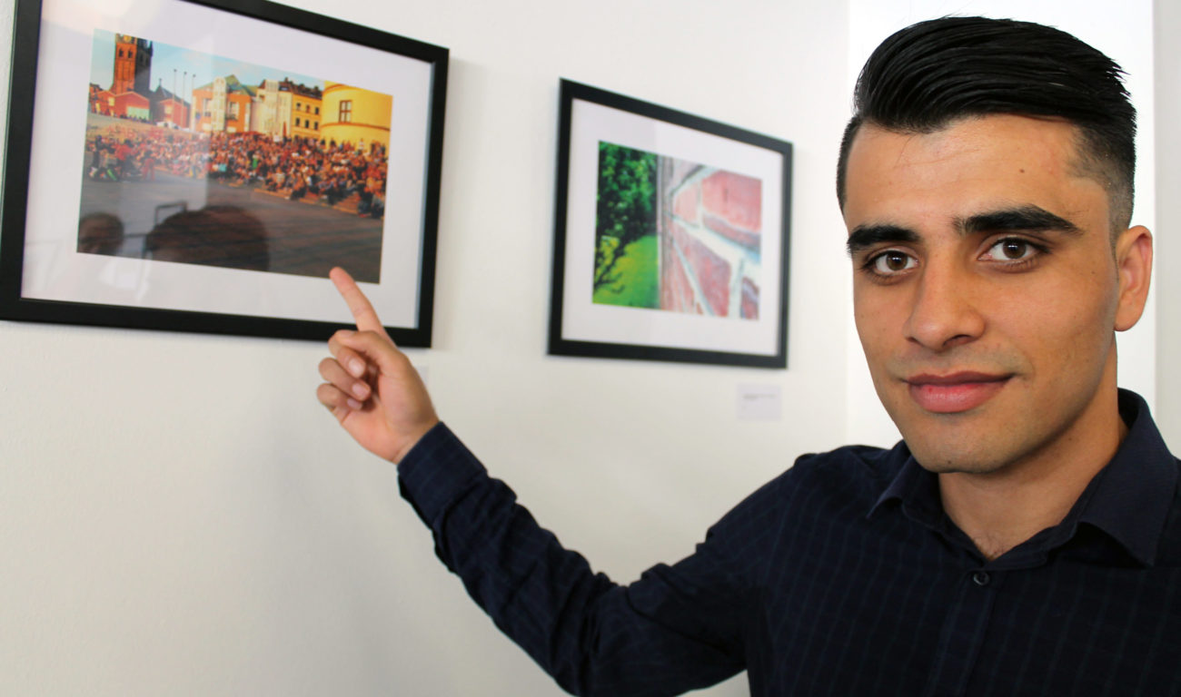 Hasib zeigt sein Bild von den Rheintreppen am Burgplatz. Da ist er gerne. (youpod)