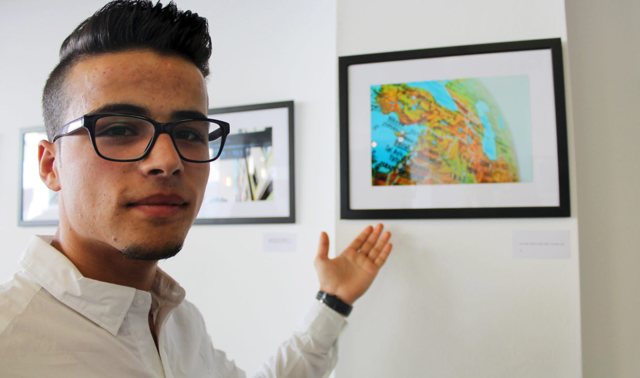 Muhammad zeigt den Globus aus Eller. Darauf zu sehen: seine Herkunft Syrien. (youpod)