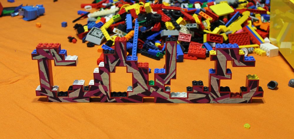 Aus Lego wird Graffiti So sieht Lego-Graffiti in der #LEGLOS-Werkstatt aus. Buchstaben werden aus den einzelnen Lego-Steinen zusammengesetzt und danach bemalt. (Foto: Jonathan)