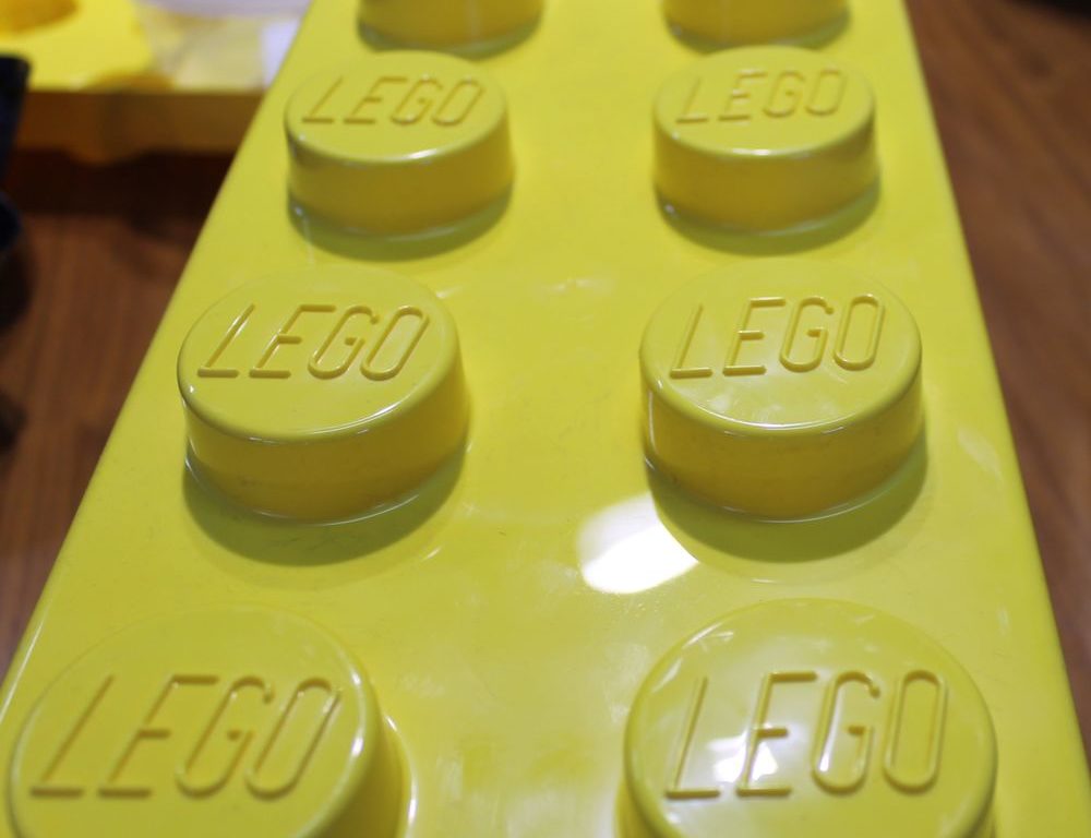 Für den Anfang braucht ihr ganz viele Lego-Steine. Hier noch in verschlossenen Kisten. (Foto: Jonathan) Für den Anfang braucht ihr ganz viele Lego-Steine. Hier noch in verschlossenen Kisten. (Foto: Jonathan)