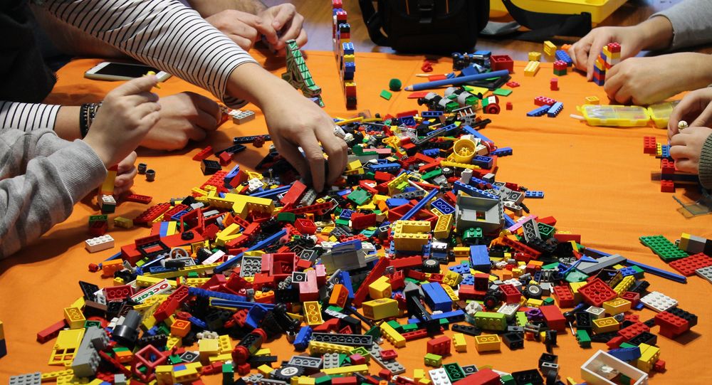 Auf dem Tisch liegen die Steine verstreut, jeder nimmt sich die passenden und beginnt zu bauen. (Foto: Jonathan) Auf dem Tisch liegen die Steine verstreut, jeder nimmt sich die passenden und beginnt zu bauen. (Foto: Jonathan)