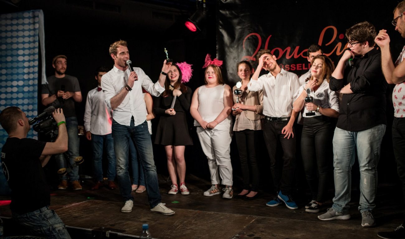 Comedy Derby: So sieht das Spiel der Moderator! Der Moderator bekommt eine persönliche Auszeichnung Michail Raguzin und AVP e.V.