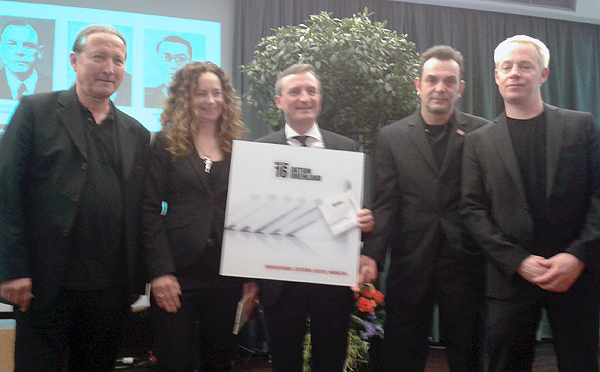 Oberbürgermeister Thomas Geisel erhielt die CD "Aktion Rheinland" von der Enkelin eines Widerstandkämpfers, Jeanne Andresen, und Freunden.  youpod Oberbürgermeister Thomas Geisel erhielt die CD "Aktion Rheinland" von der Enkelin eines Widerstandkämpfers, Jeanne Andresen, und Freunden. youpod