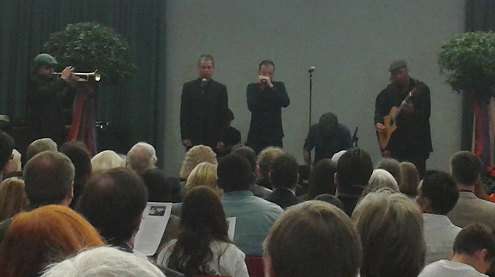 Ein Lied der CD präsentierte die Band Heavy Gummi mit dem Rapper Mindixx auf der Bühne: "16. April". youpod Ein Lied der CD präsentierte die Band Heavy Gummi mit dem Rapper Mindixx auf der Bühne: "16. April". youpod