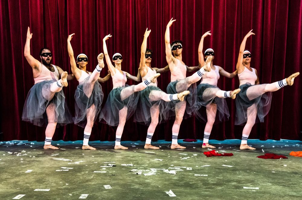 Auf dem Bild: Alexej Lochmann, Raymond Jin Pin, Anna Schneider, Bence Mezei, Philip Wiehagen, Hannah Krebs, Marlena Meier – Foto: Heinrich Brinkmöller-Becker