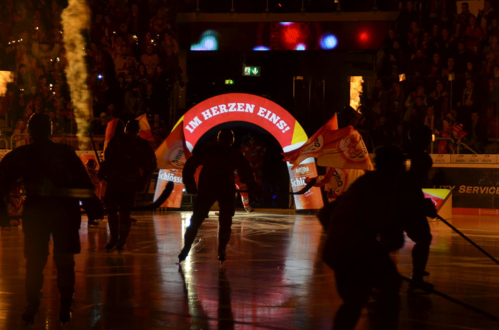 Nach dem vierten Spiel wieder eine Niederlage gegen Augsburg Eine neuer, leuchtender Bogen für den Spielerausgang? Check!; Foto: Lara A.